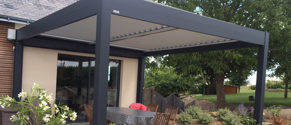 Pergola bioclimatique pour terrasse, pergola lames orientables avec salon de jardin