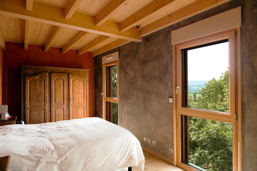 Fenêtres en bois sur mesure dans une chambre